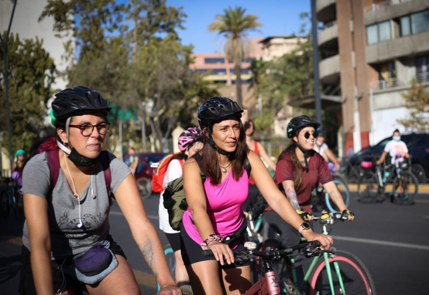 Dos Niña En Bicicleta. Chicas Con Casco De Ciclista Y La Bicicleta