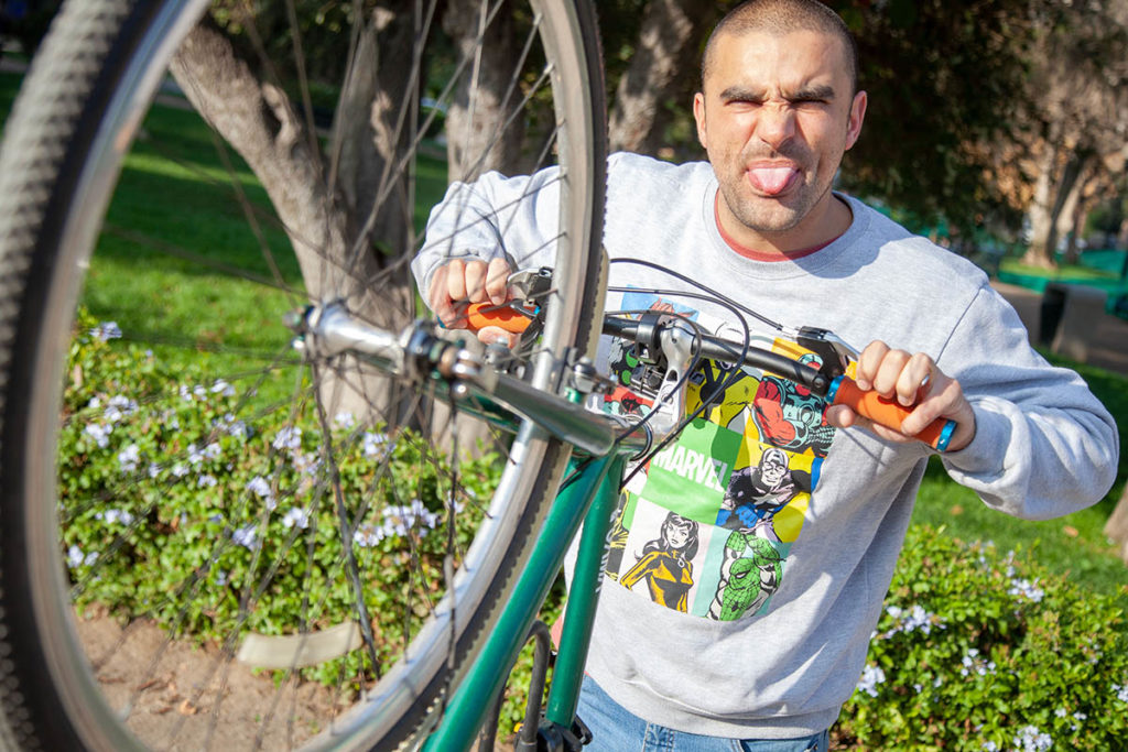 retrato con bicicleta Simón Espinoza