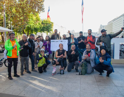 grupo de personas posa para una fotograf&iacute;a luego de terminada la encuesta de eficiencia de modos