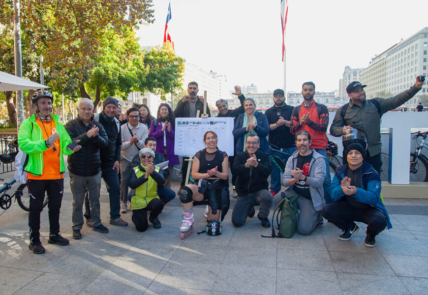 grupo de personas posa para una fotograf&iacute;a luego de terminada la encuesta de eficiencia de modos